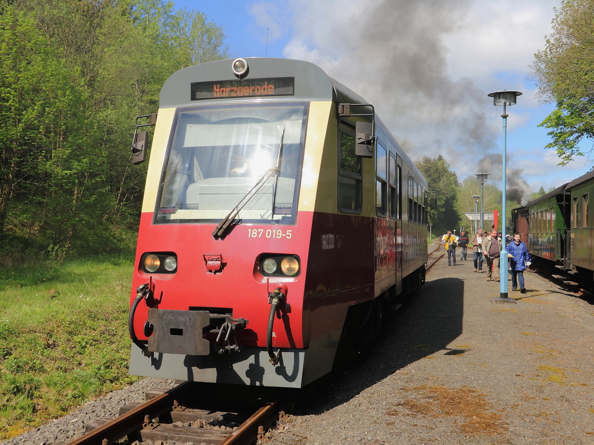 187 019-5 als HSB 8982 am 20. Mai 2017 in Richtung Harzgerode im Bahnhof Friedrichshöhe.