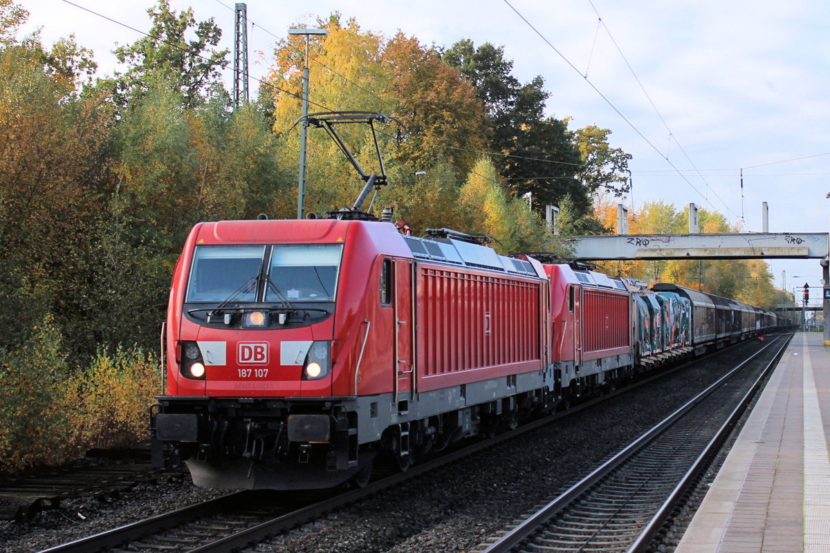 187 107-8 mit 187 140-9 und einen gemischten Güterzug am Haken auf den Weg nach Maschen. Tostedt, 24.10.2020