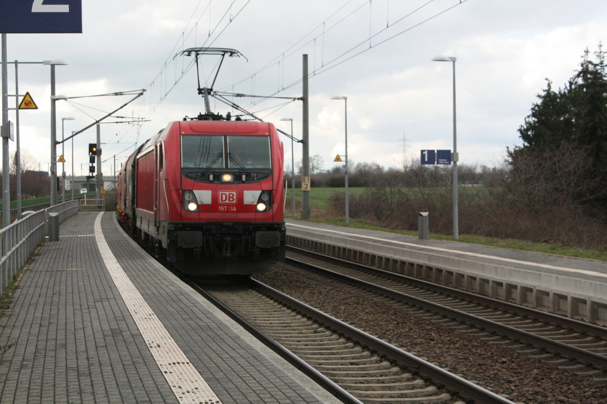187 114 mit einem G�terzug bei der Durchfahrt im Bahnhof Z�beritz am 19.3.21