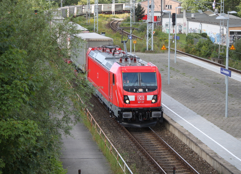 187 117 mit KLV-Zug von Hamburg-Billwerder nach Rostock-Seehafen bei der Durchfahrt im Haltepunkt Rostock-Kassebohm.13.08.2017
