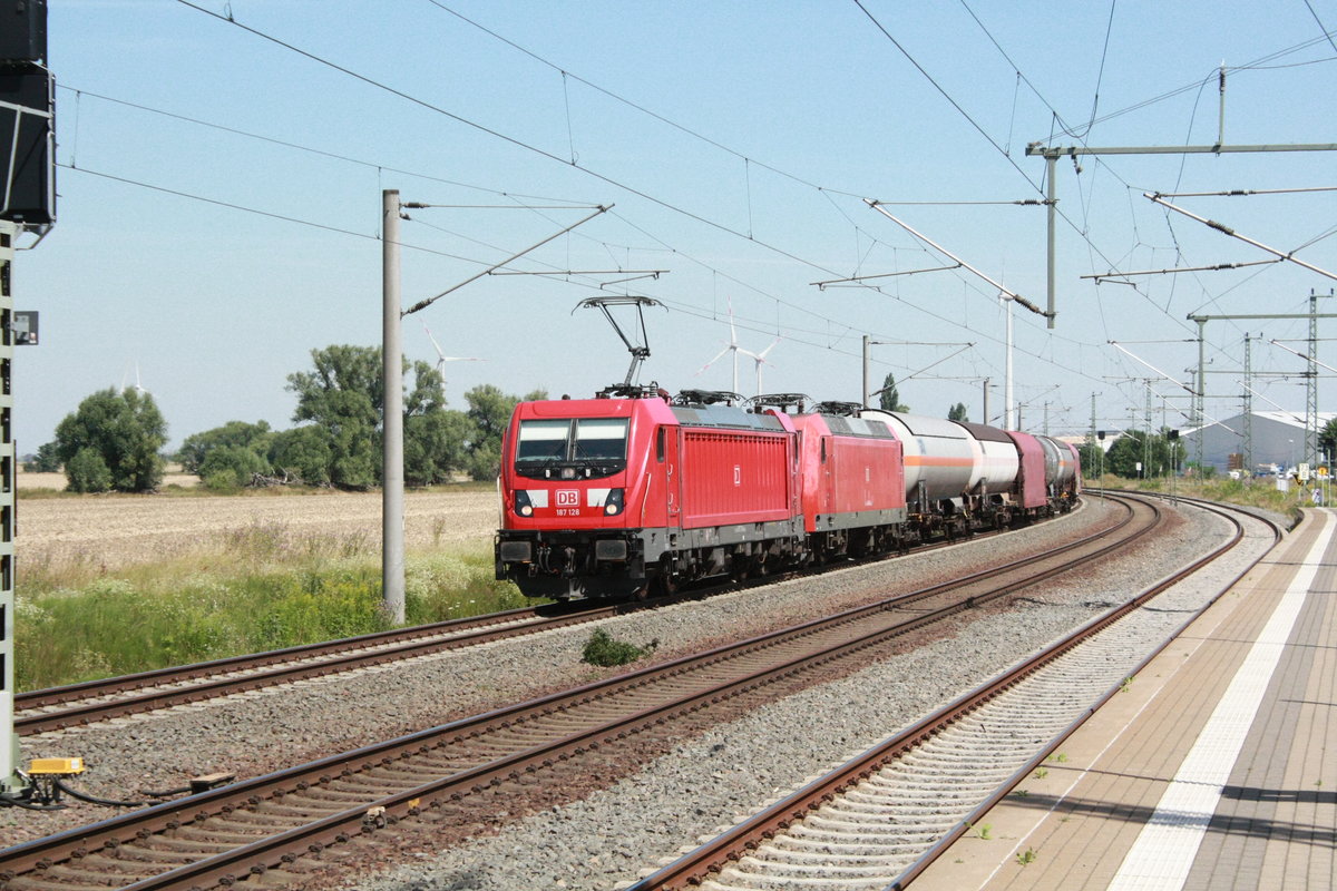 187 128 mit einem G�terzug bei der durchfahrt in Niemberg am 30.7.20