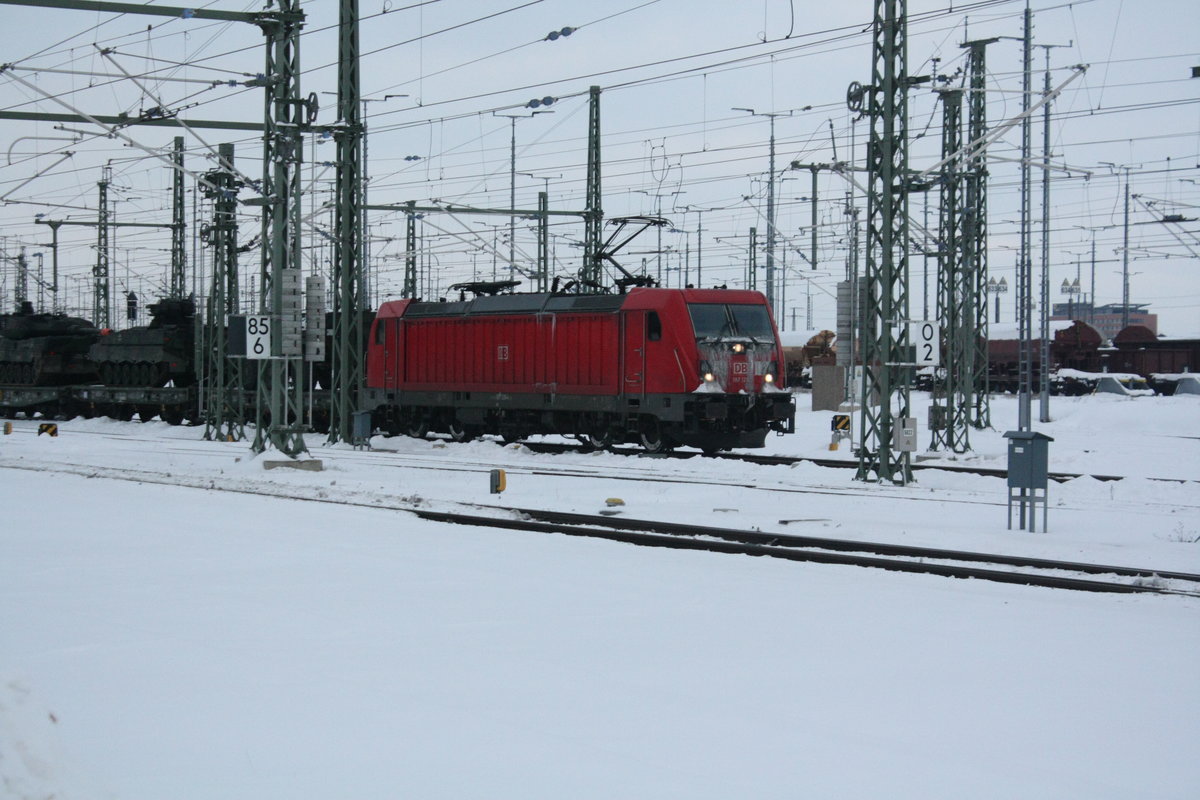 187 128 verl�sst mit einem Panzerzug den G�terbahnhof Halle/Saale am 10.2.21