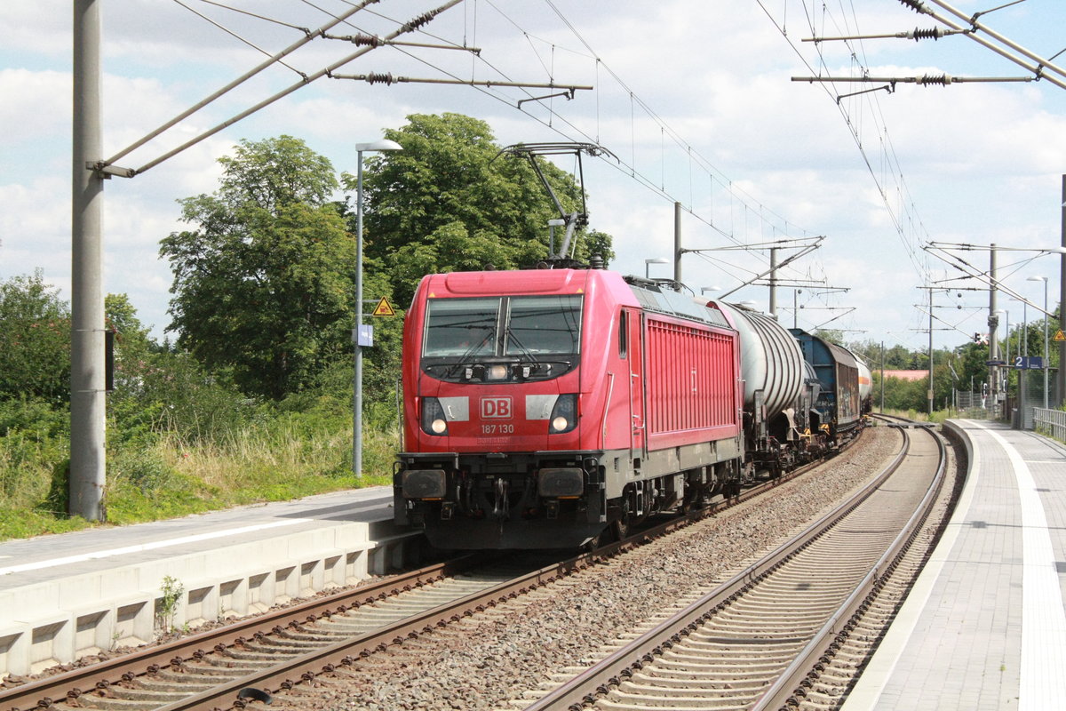 187 130 mit einem G�terzug bei der durchfahrt in Z�beritz am 22.7.20