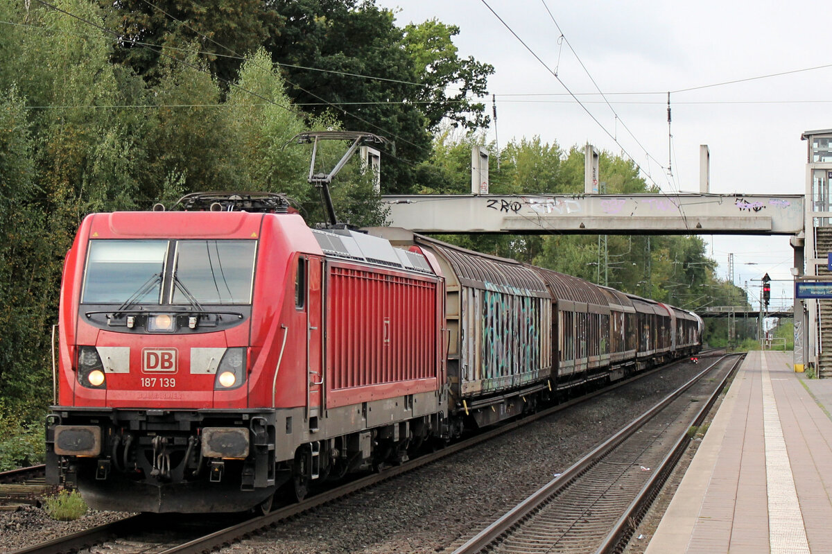 187 139-1 mit einen kurzen Güterzug am Haken. Tostedt, 17.09.2021