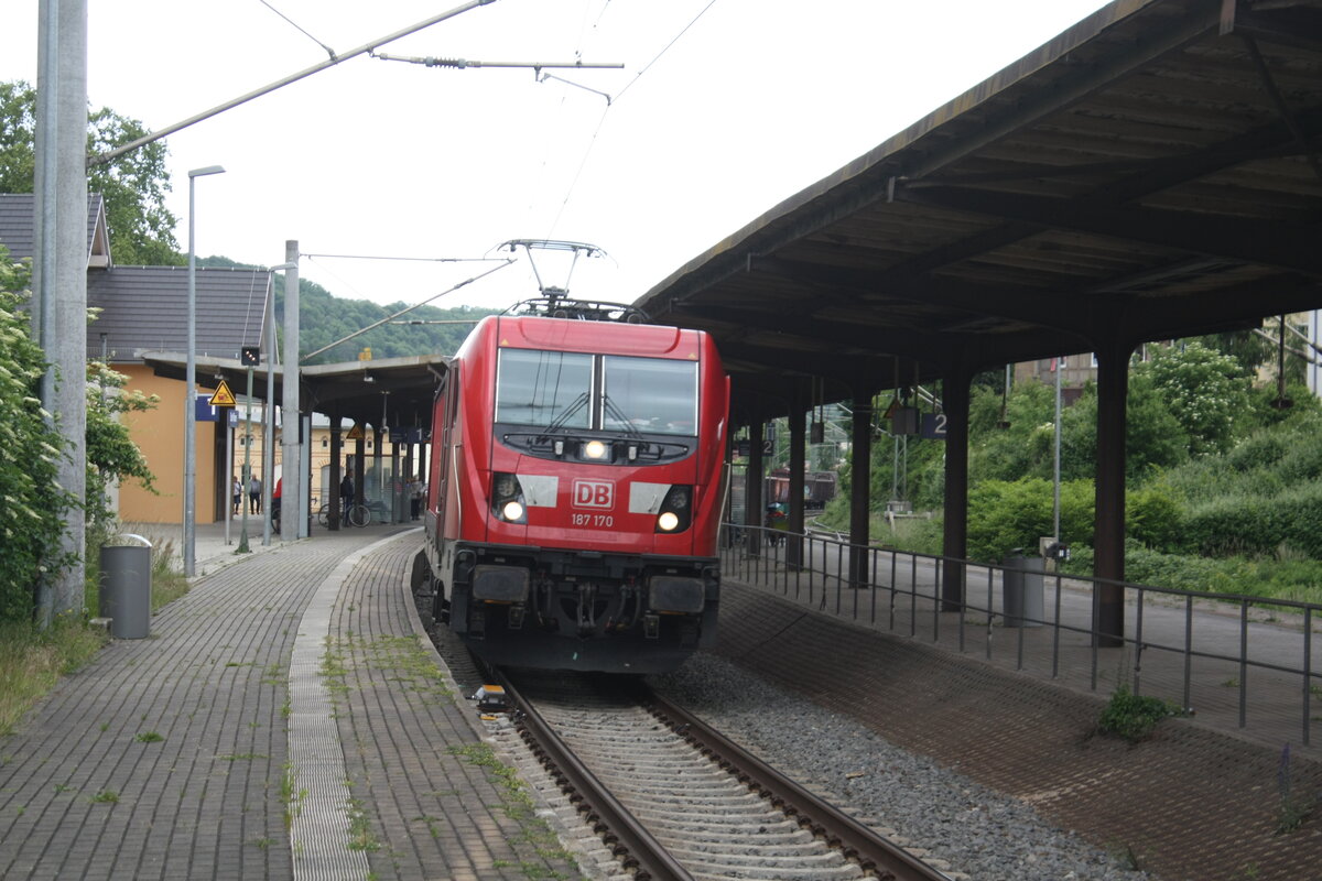 187 170 mit einem G�terzug bei der Durchfahrt im Bahnhof Bad K�sen am 1.6.22