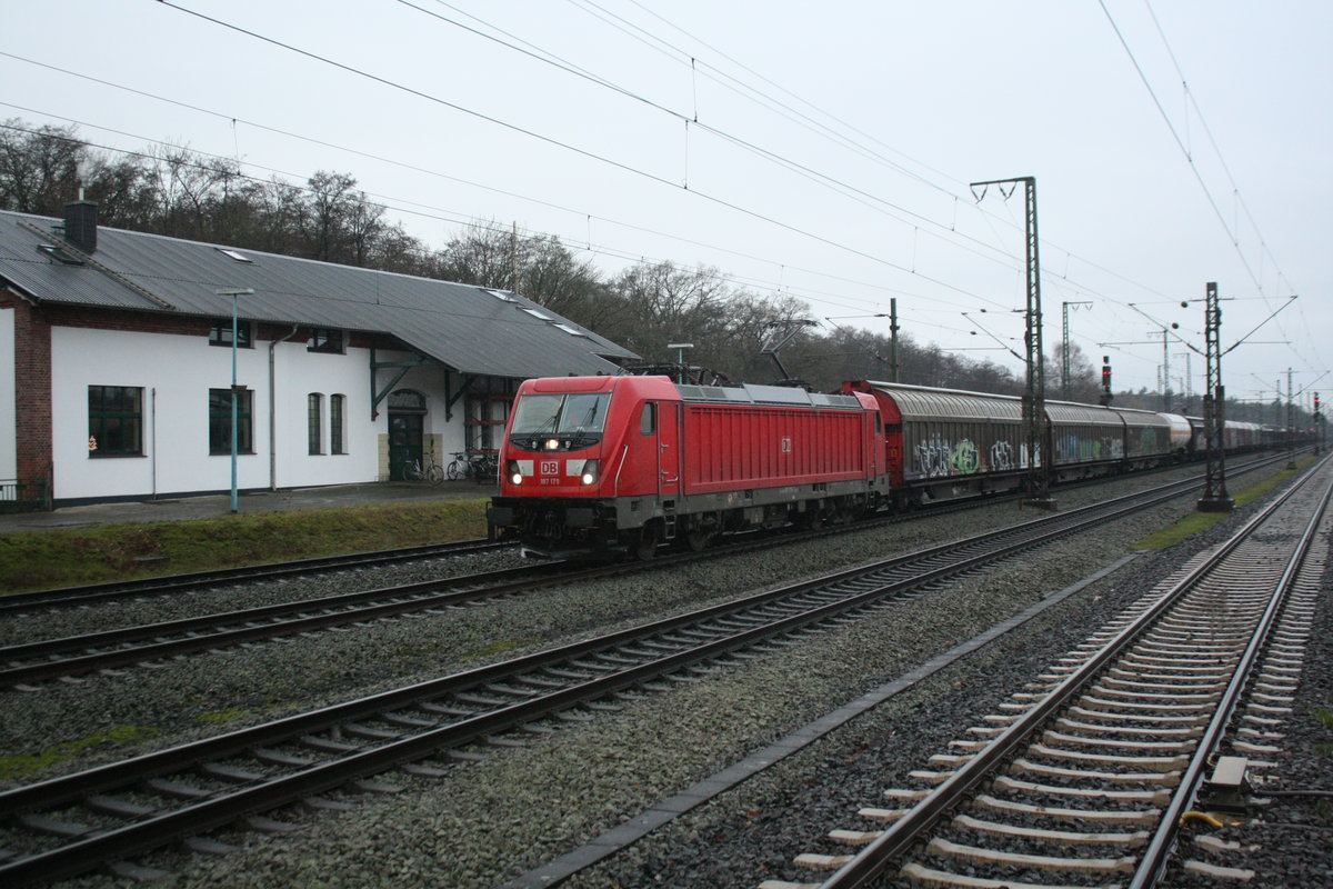 187 179 mit einem G�terzug bei der durchfahrt im Bahnhof Rotenburg (W�mme) am 14.12.20