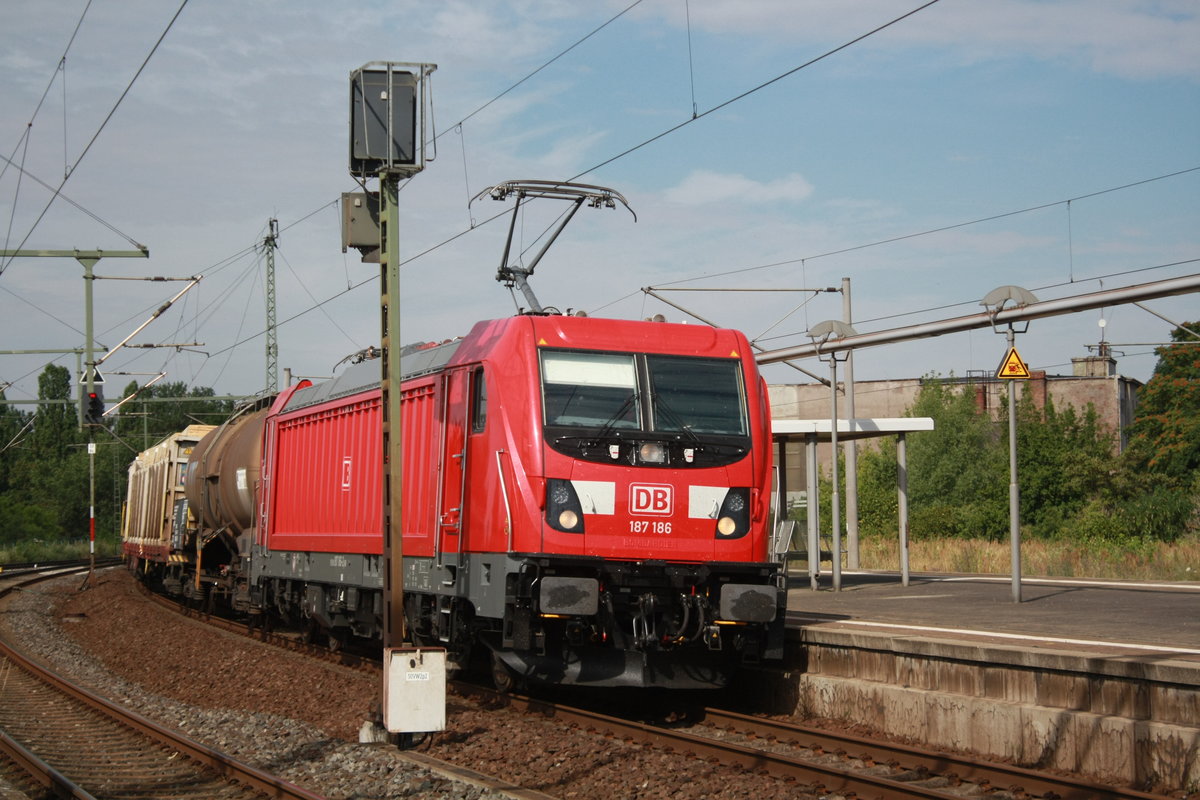 187 186 mit einen G�terzug bei der durchfahrt im Bahnhof Wei�enfels am 6.7.19