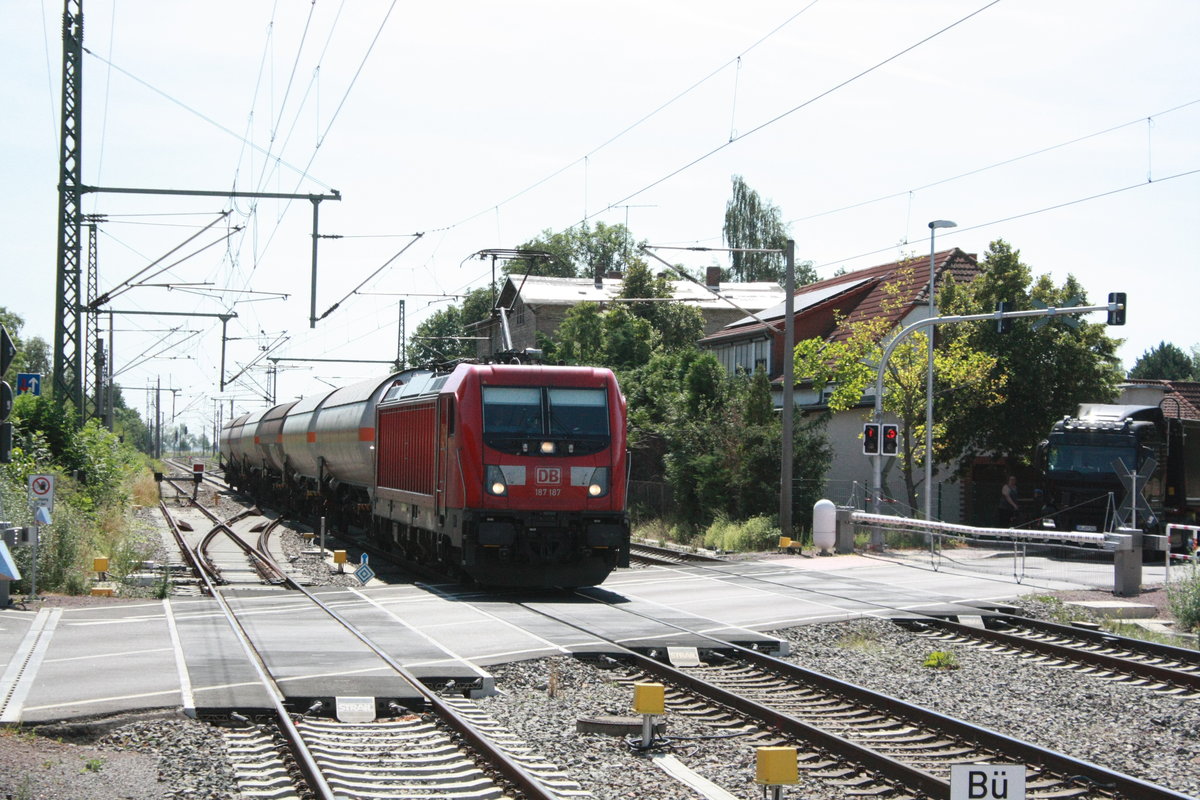187 187 mit einen Kesselzug bei der Durchfahrt in Niemberg am 30.7.20