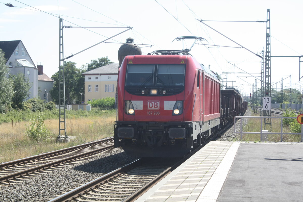 187 206 mit einem G�terzug bei der Durchfahrt im Bahnhof Merseburg Hbf am 14.8.21
