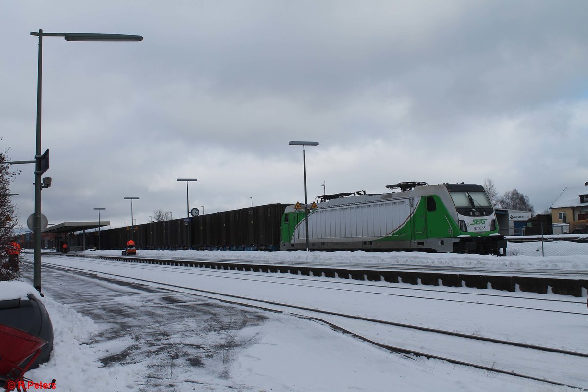 187 302 steht nun mit dem ersten Teil des Hackschnitzelzuges in Wiesau/Oberpfalz. 14.01.21