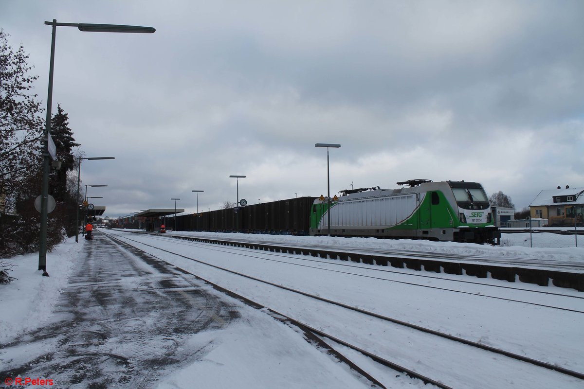 187 302 steht nun mit dem ersten Teil des Hackschnitzelzuges in Wiesau/Oberpfalz. 14.01.21