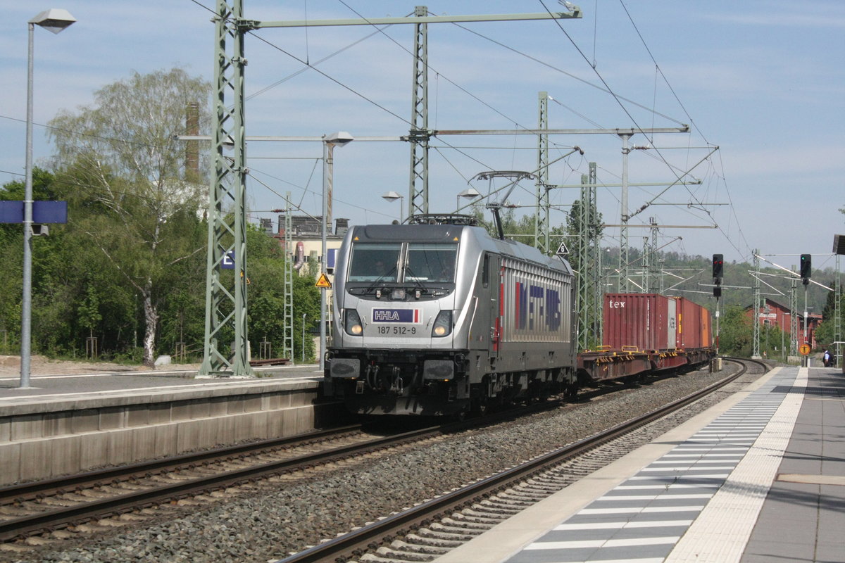 187 512 der HHLA / Metrans mit einen G�terzug bei der durchfahrt im Bahnhof Northeim(Han) am 8.5.20