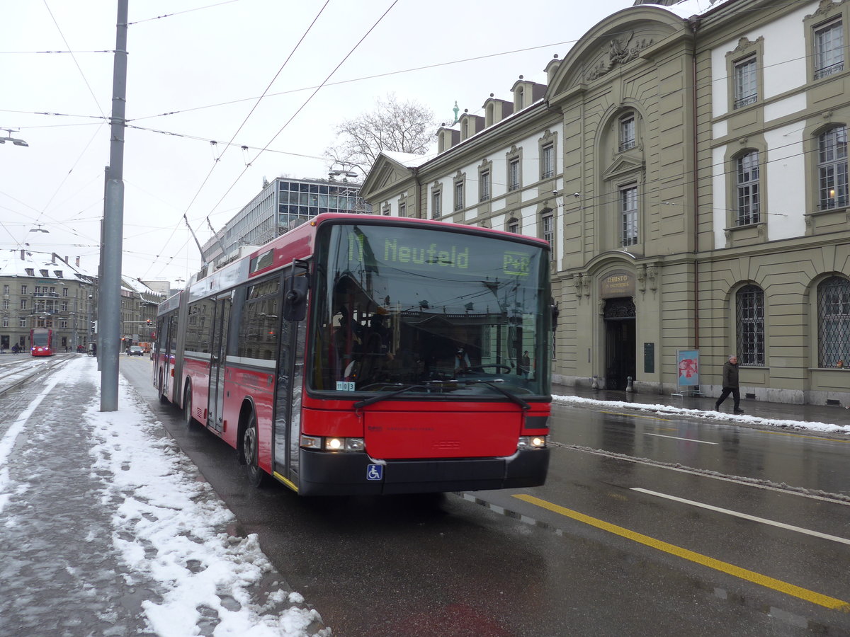 (187'050) - Bernmobil, Bern - Nr. 4 - NAW/Hess Gelenktrolleybus am 18. Dezember 2017 beim Bahnhof Bern