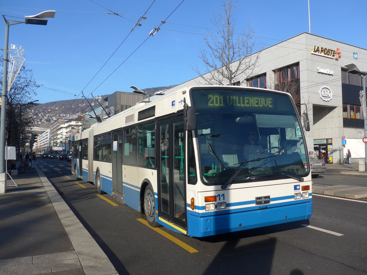 (187'200) - VMCV Clarens - Nr. 11 - Van Hool Gelenktrolleybus am 23. Dezember 2017 beim Bahnhof Vevey