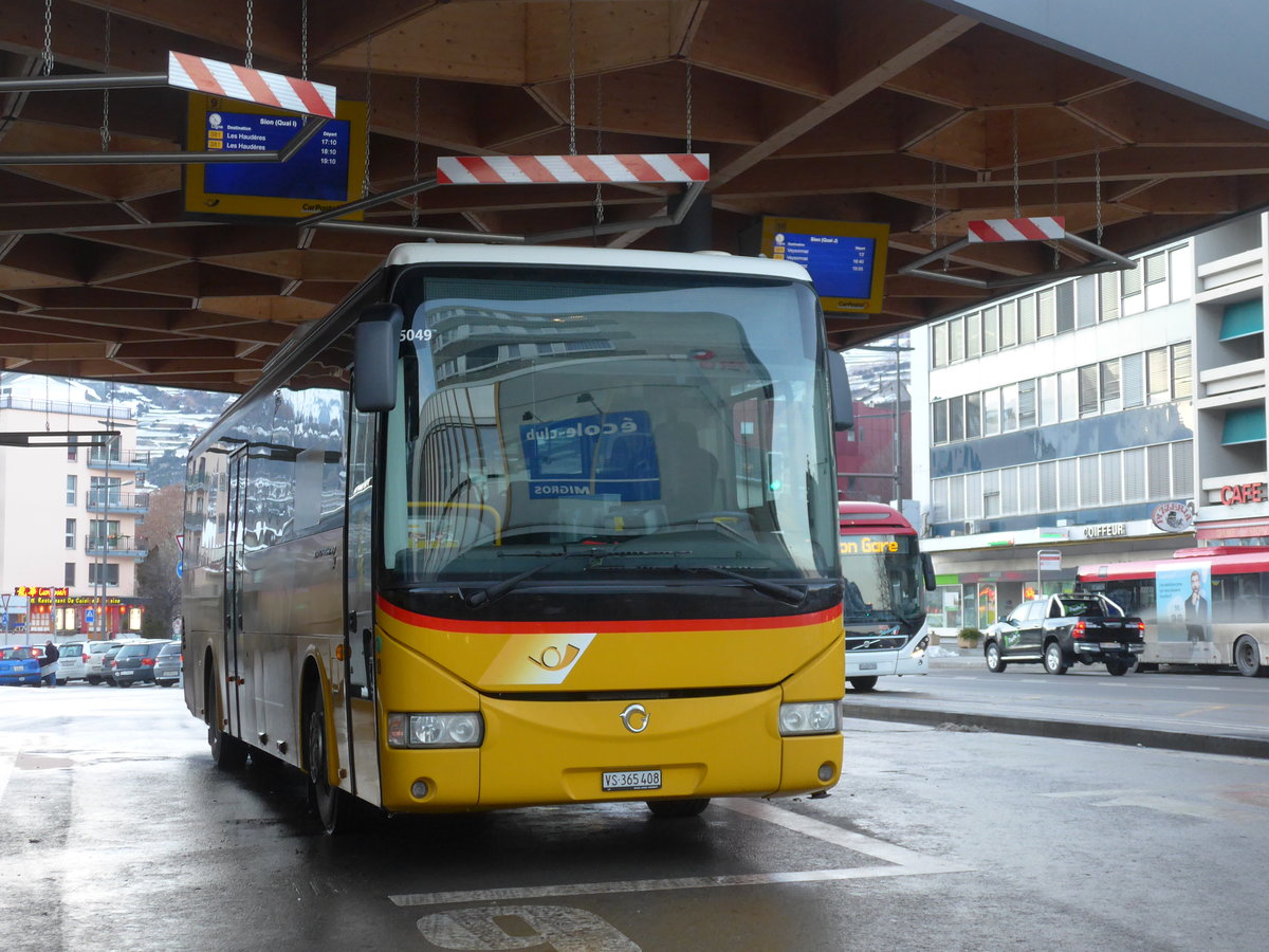 (187'252) - PostAuto Wallis - Nr. 18/VS 365'408 - Irisbus am 23. Dezember 2017 beim Bahnhof Sion