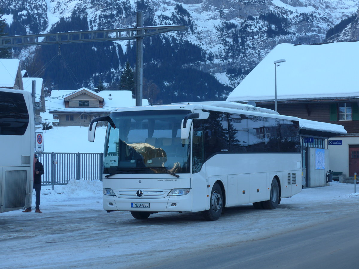 (187'326) - Aus Ungarn: T�zpenge, Budapest - PEU-885 - Mercedes am 24. Dezember 2017 in Grindelwald, Grund