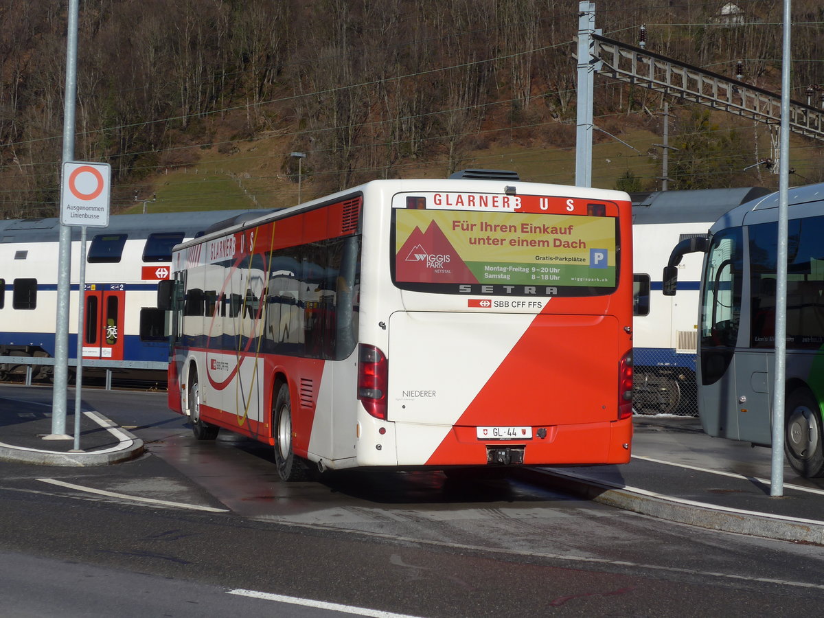 (187'527) - Niederer, Filzbach - Nr. 25/GL 44 - Setra am 31. Dezember 2017 beim Bahnhof Ziegelbrcke