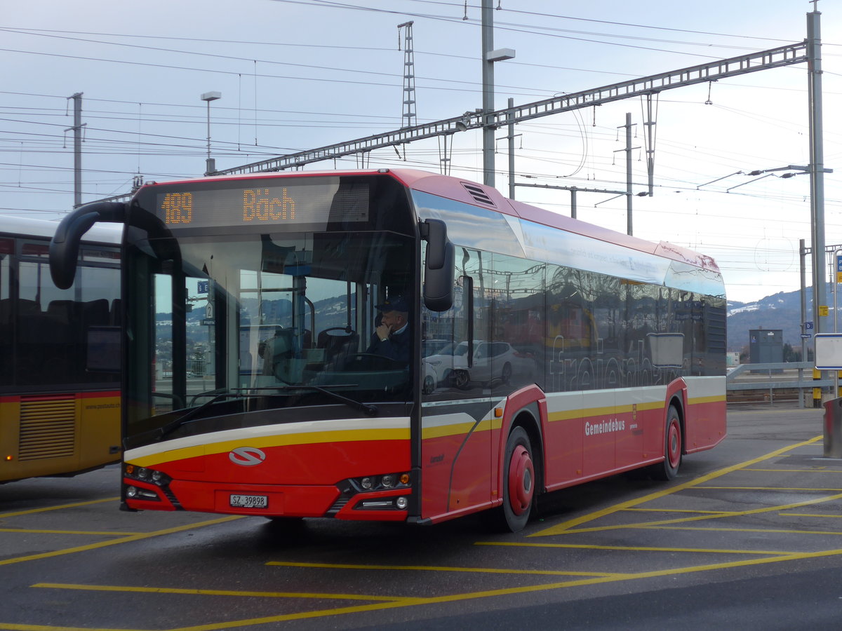 (187'611) - Landolt, Pf�ffikon - SZ 39'898 - Solaris am 1. Januar 2018 beim Bahnhof Pf�ffikon