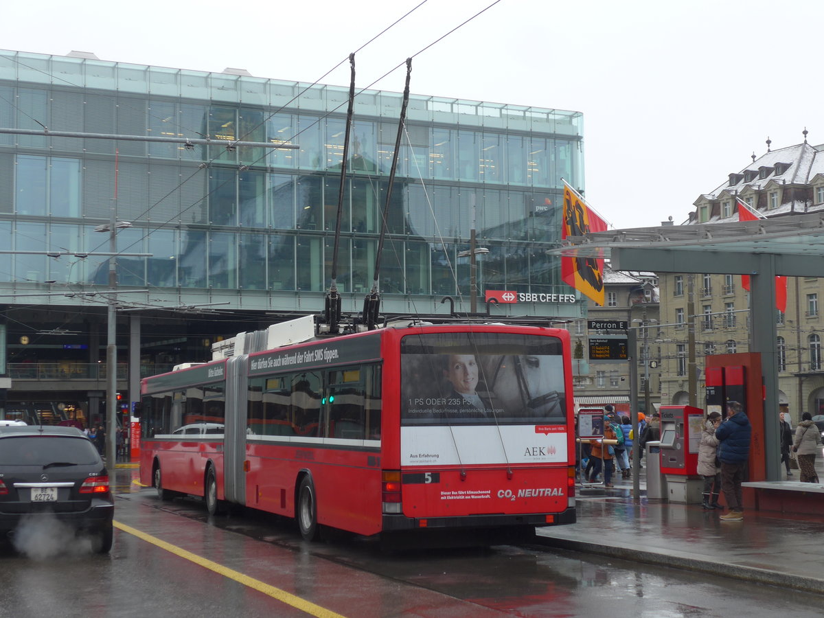 (188'651) - Bernmobil, Bern - Nr. 5 - NAW/Hess Gelenktrolleybus am 15. Februar 2018 beim Bahnhof Bern