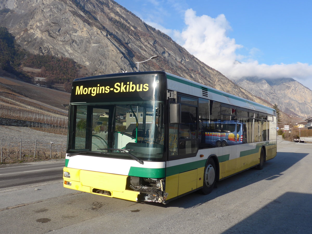 (188'916) - T�l�morgins, Morgins - VS 301'708 - MAN (ex TN Neuch�tel Nr. 223) am 18. Februar 2018 in Leytron, Garage Buchard (Unfall)