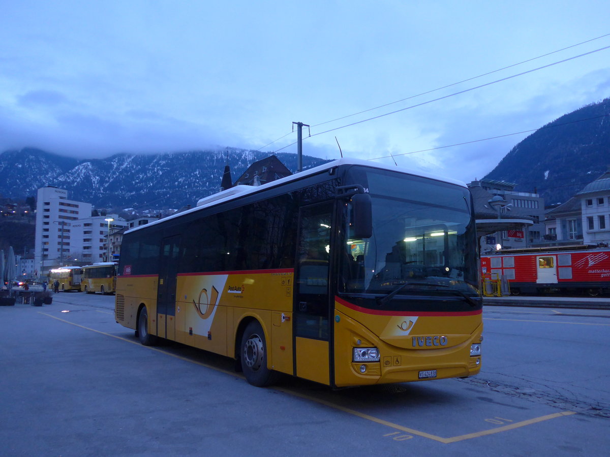 (188'946) - PostAuto Wallis - VS 424'838 - Iveco am 18. Februar 2018 beim Bahnhof Brig