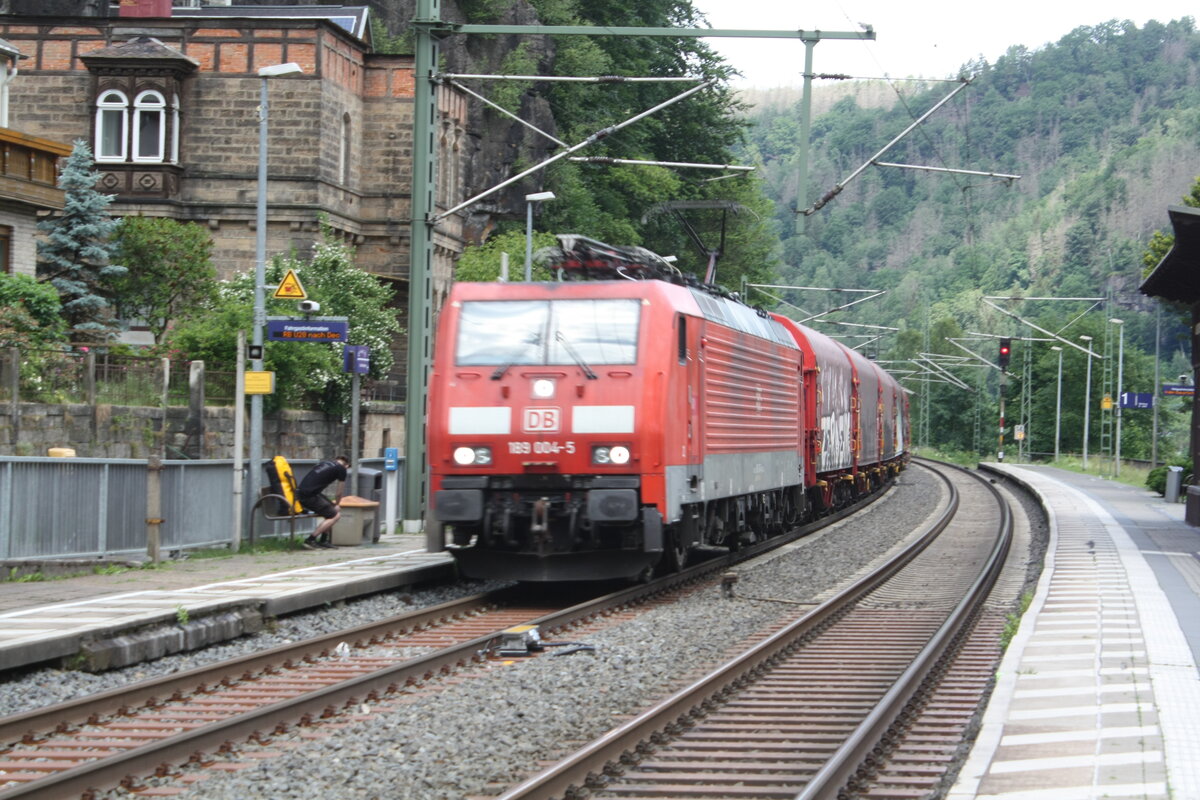 189 004 mit einem G�terzug bei der Durchfahrt im Bahnhof Sch�na in Richtung Tschechien am 6.6.22
