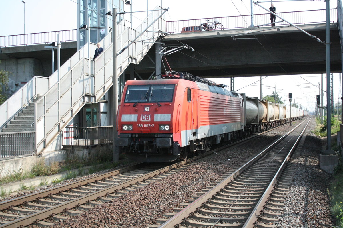 189 005 mit einem G�terzug bei der durchfahrt im Bahnhof Leipzig-Engelsdorf am 12.9.20