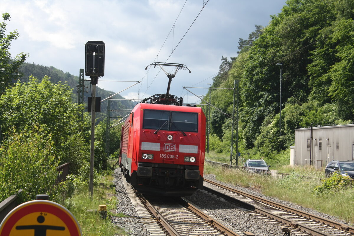 189 005mit einem G�terzug von Tschechien kommend bei der Durchfahrt im Bahnhof Sch�na am 6.6.22