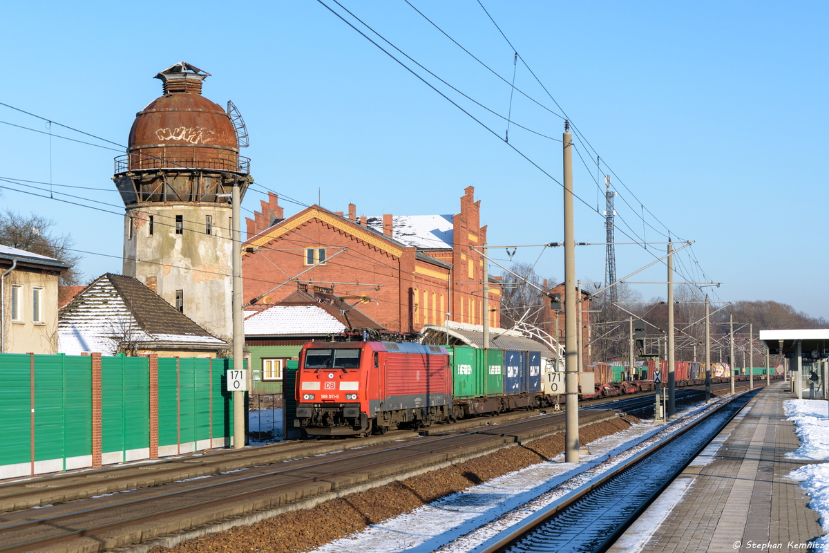 189 011-0 DB Cargo mit einem Containerzug in Rathenow und fuhr weiter in Richtung Stendal. 17.01.2016