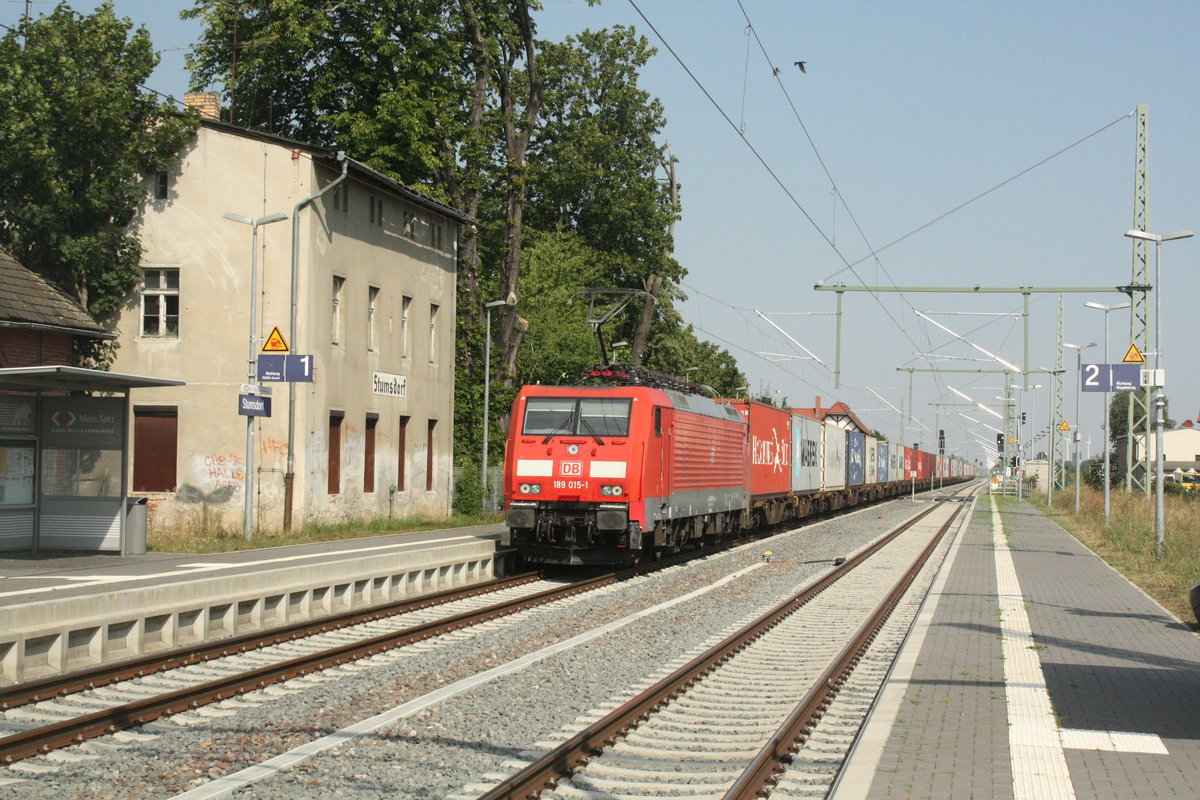 189 015 mit einen Containerzug bei der durchfahrt in Stumsdorf am 11.8.20