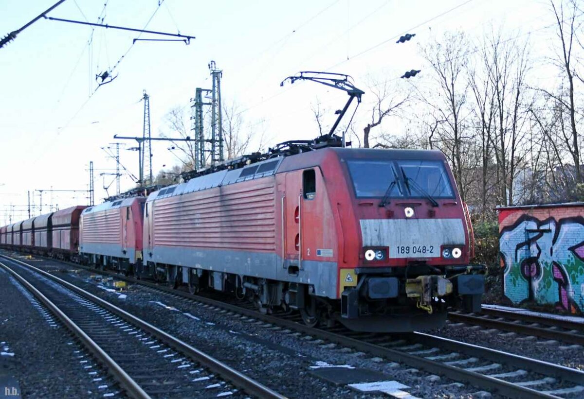 189 048-2 und 189 050-8 zogen einen ganzzug durch hh-harburg,06.01.22