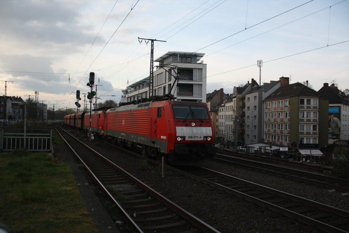 189 071 und 189 XXX mit einen G�terzug bei der Durchfahrt im Bahnhof K�ln S�d am 2.4.22