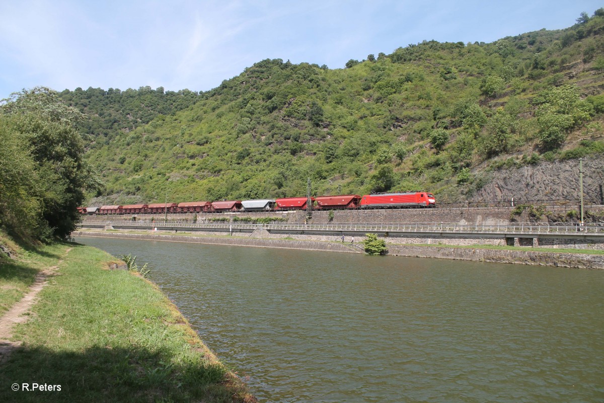 189 100 Latz hat St. Goarshausen mit einem Getreidezug verlassen und erreicht gleich den Loreley Tunnel. 18.07.14