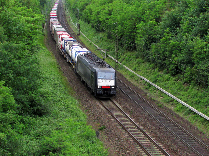 189 112 mit einem G�terzug kurz vor Darmstadt S�d am 29.Mai.2014