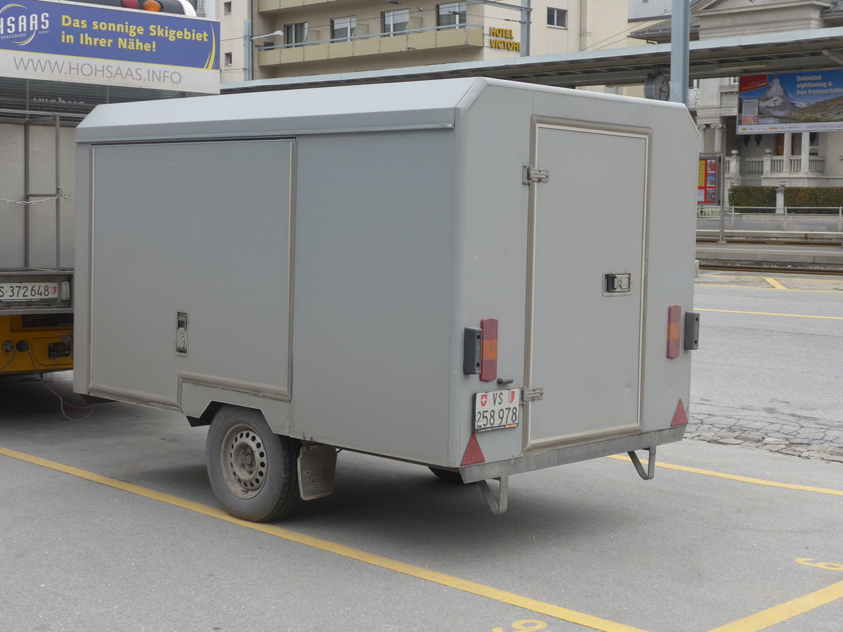 (189'063) - PostAuto Wallis - VS 258'978 - Car-Tech Gep�ckanh�nger am 3. M�rz 2018 beim Bahnhof Brig