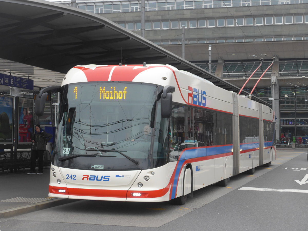 (189'315) - VBL Luzern - Nr. 242 - Hess/Hess Doppelgelenktrolleybus am 17. M�rz 2018 beim Bahnhof Luzern