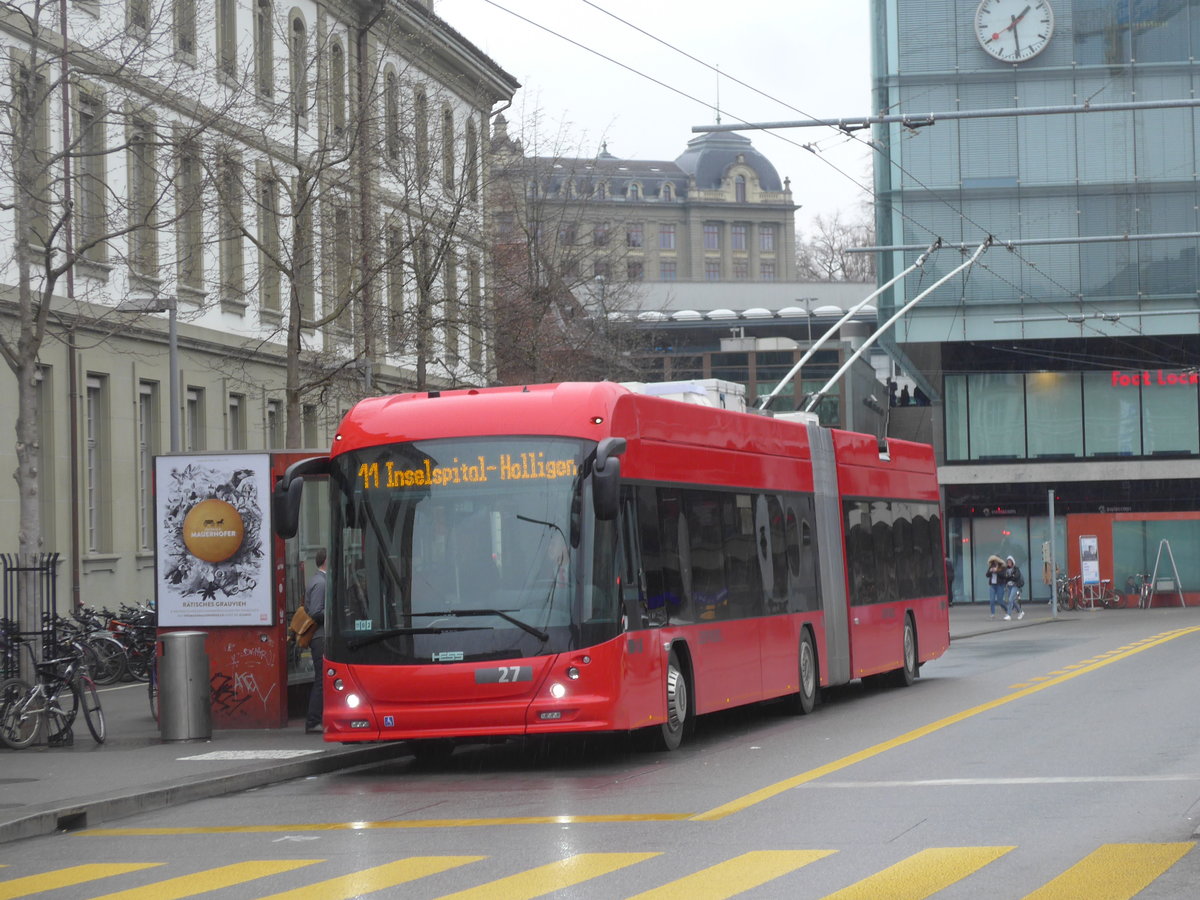 (189'436) - Bernmobil, Bern - Nr. 27 - Hess/Hess Gelenktrolleybus am 17. M�rz 2018 beim Bahnhof Bern
