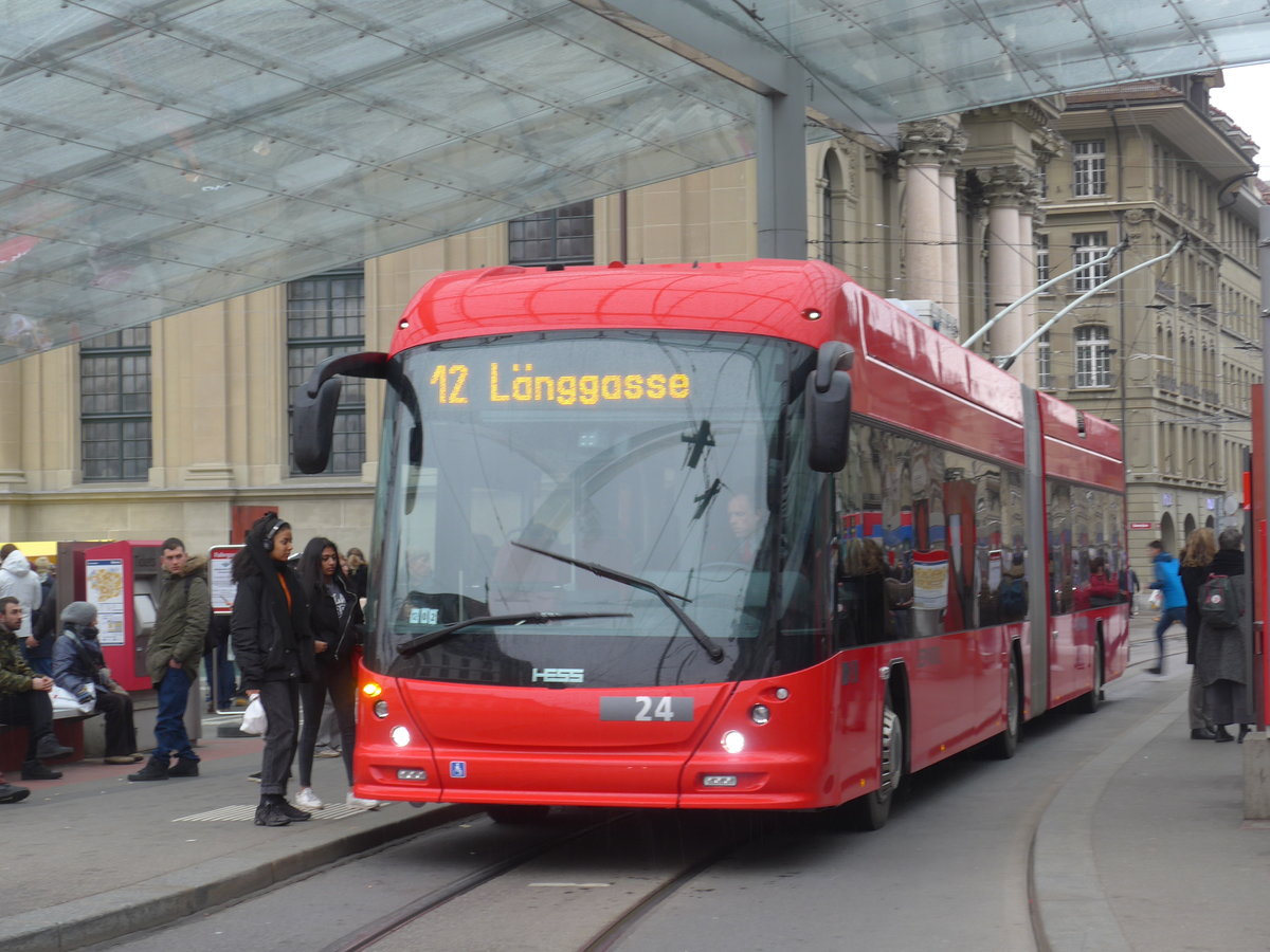 (189'437) - Bernmobil, Bern - Nr. 24 - Hess/Hess Gelenktrolleybus am 17. M�rz 2018 beim Bahnhof Bern