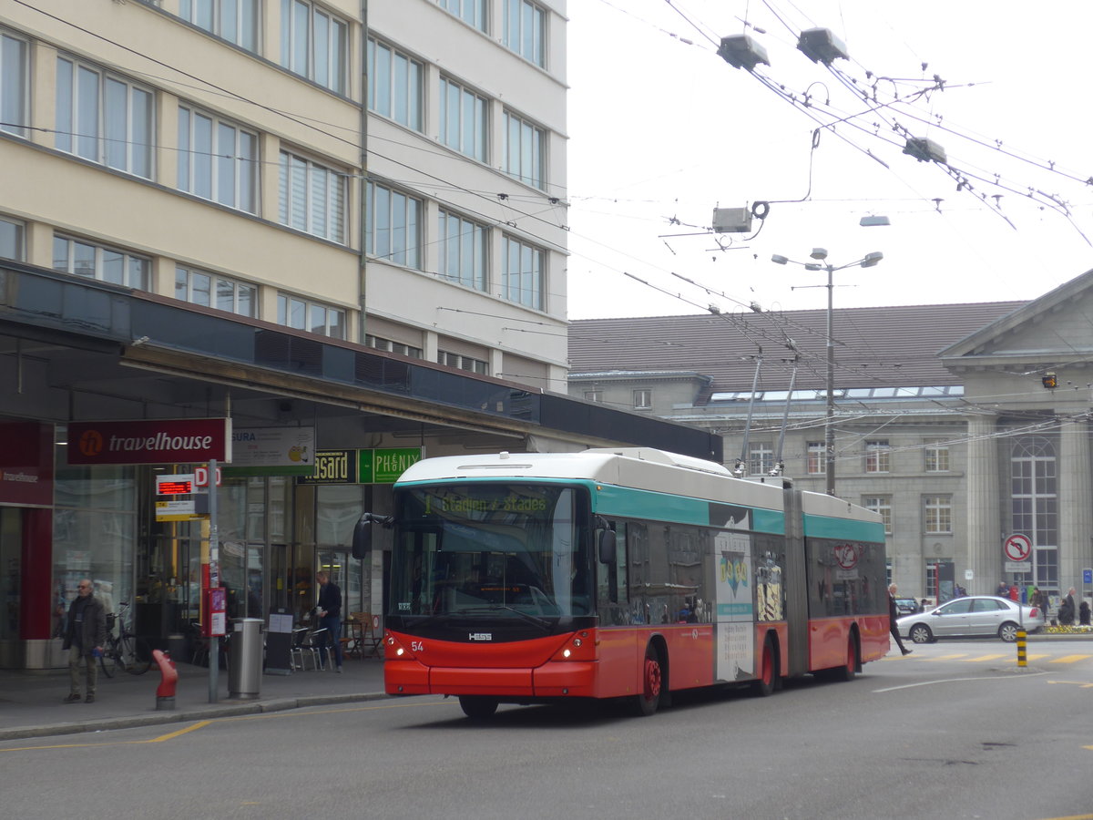 (189'621) - VB Biel - Nr. 54 - Hess/Hess Gelenktrolleybus am 26. M�rz 2018 beim Bahnhof Biel
