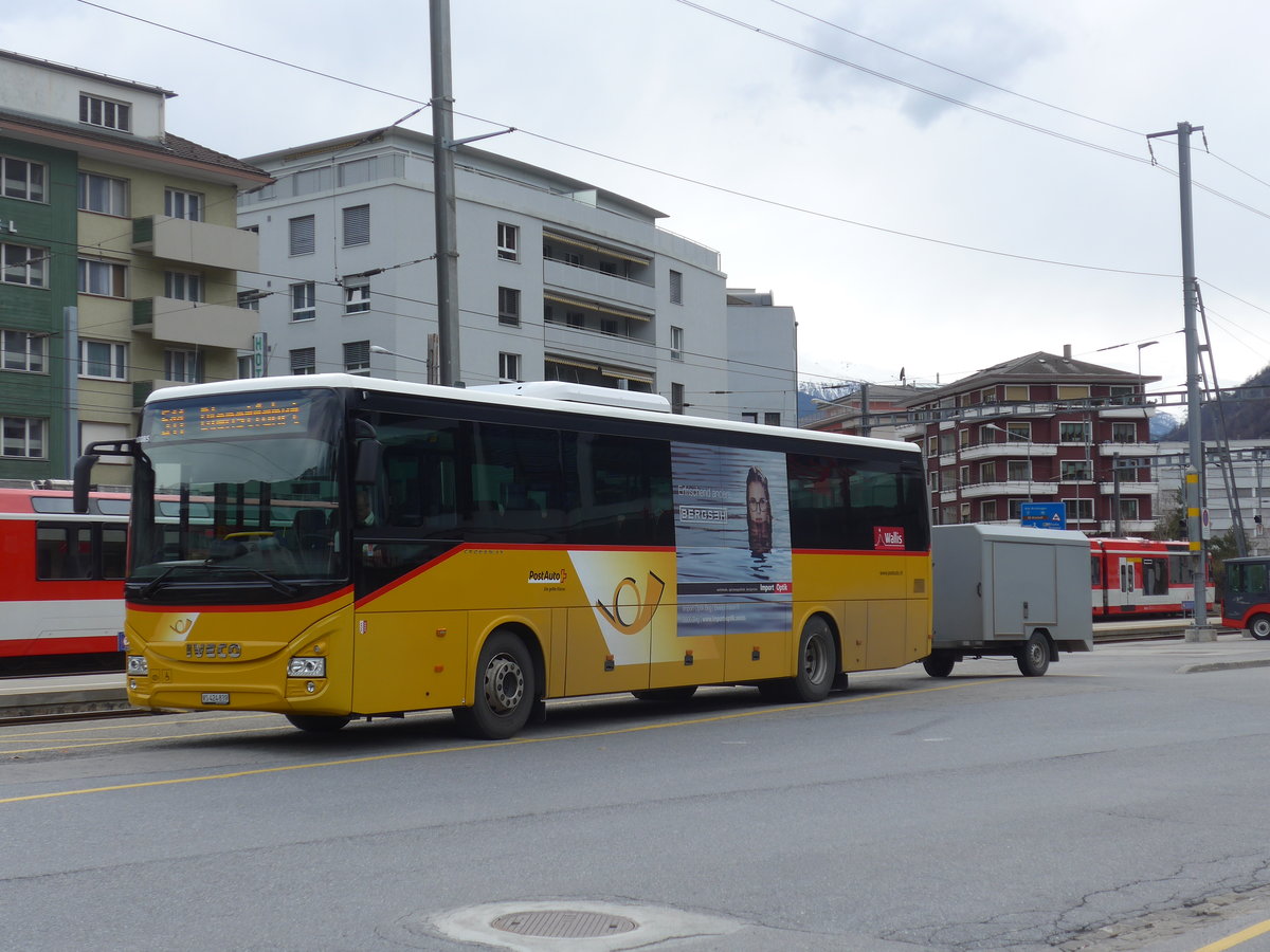 (189'780) - PostAuto Wallis - VS 424'839 - Iveco am 30. M�rz 2018 beim Bahnhof Brig