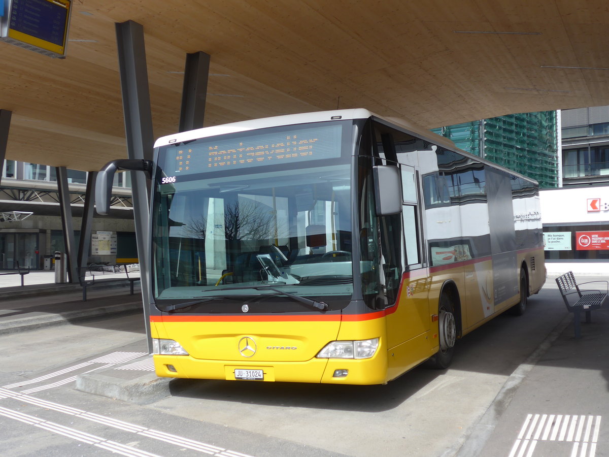 (189'942) - CarPostal Ouest - JU 31'024 - Mercedes (ex Nr. 20) am 2. April 2018 beim Bahnhof Del�mont