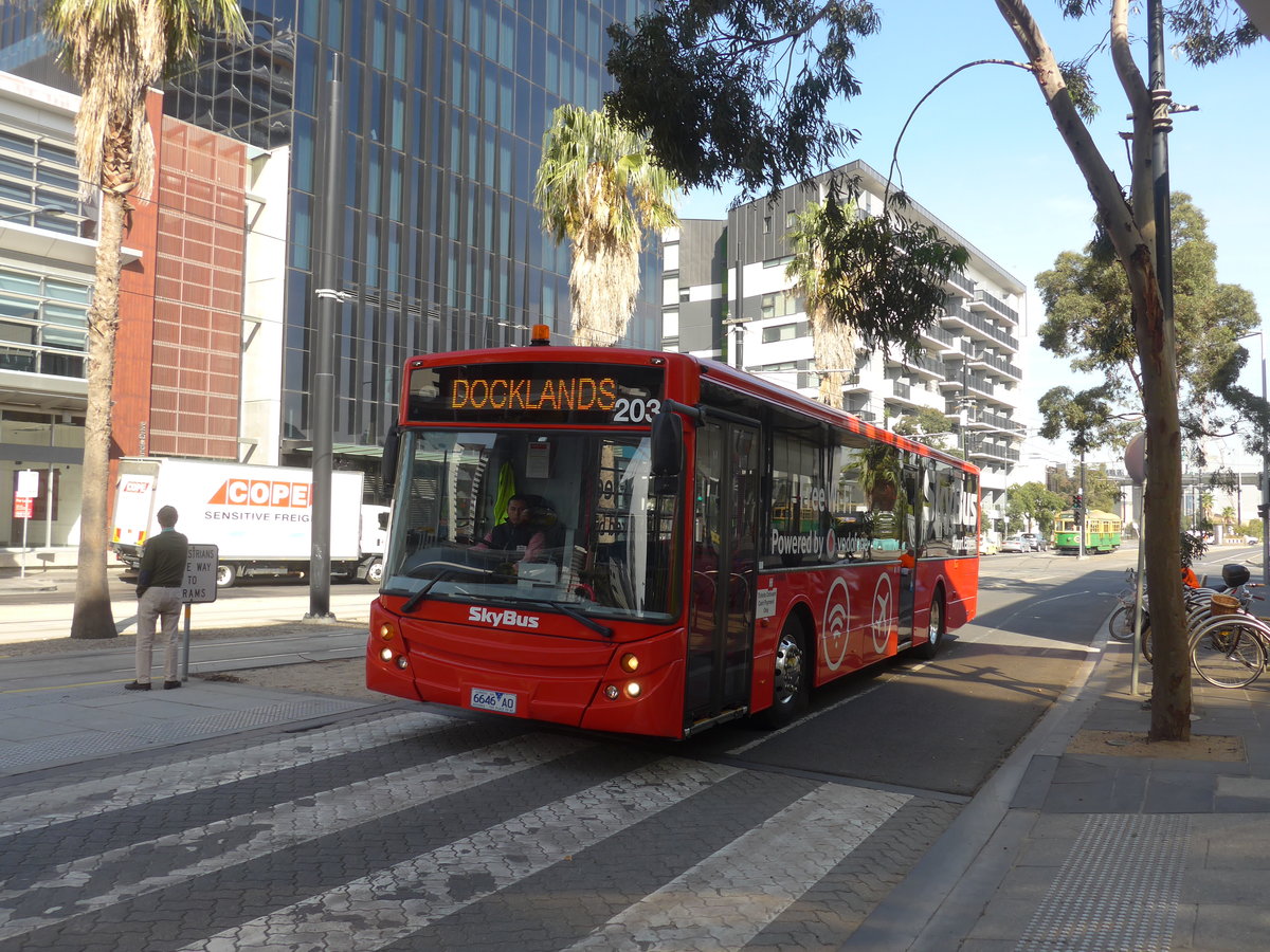 (190'357) - SkyBus, Melbourne - Nr. 203/6646 AO - MAN/MCV (ex Nr. 97; ex MAN) am 19. April 2018 in Melbourne