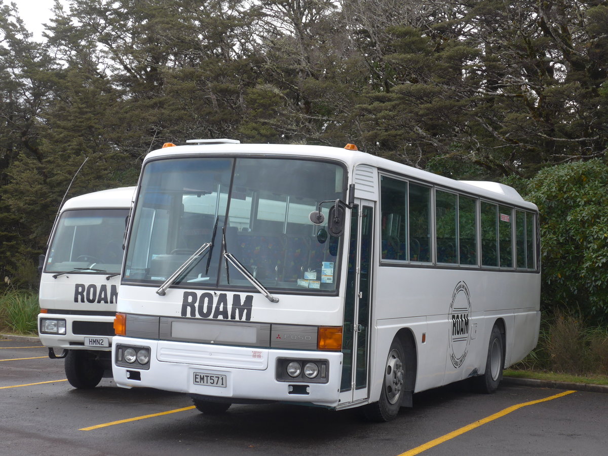 (191'287) - Roam, Tongariro - EMT571 - Mitsubishi am 24. April 2018 in Whakapapa, Bus Parkplatz