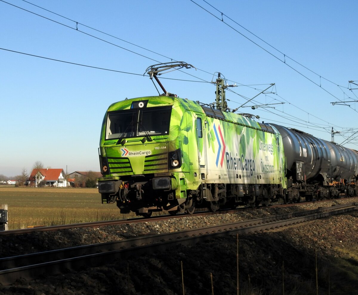 192 034 der Rhein Cargo Nr.3004, eine Siemens Smartron mit Ökostrom Werbung in Neu-Ulm Pfuhl am 09.02.2022.