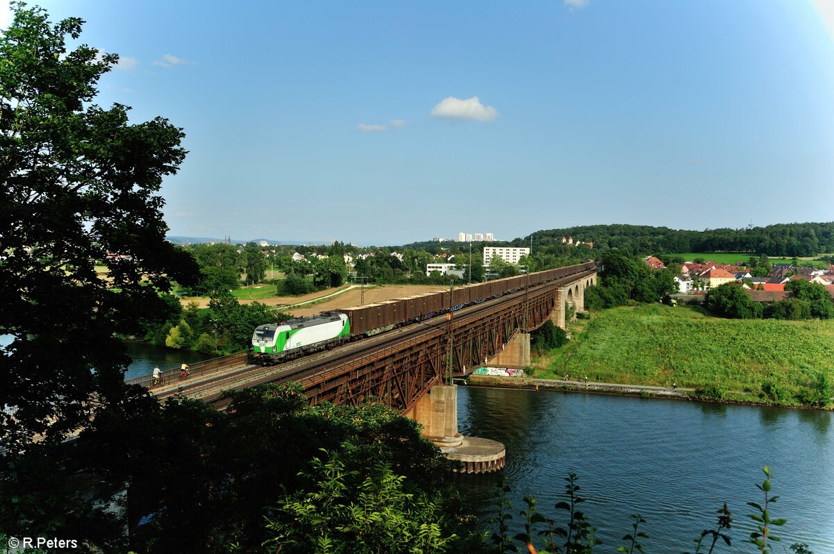 192 812 überquert mit dem Hackschnitzelzug aus Wiesau die Donau bei Mariaort. 21.08.21