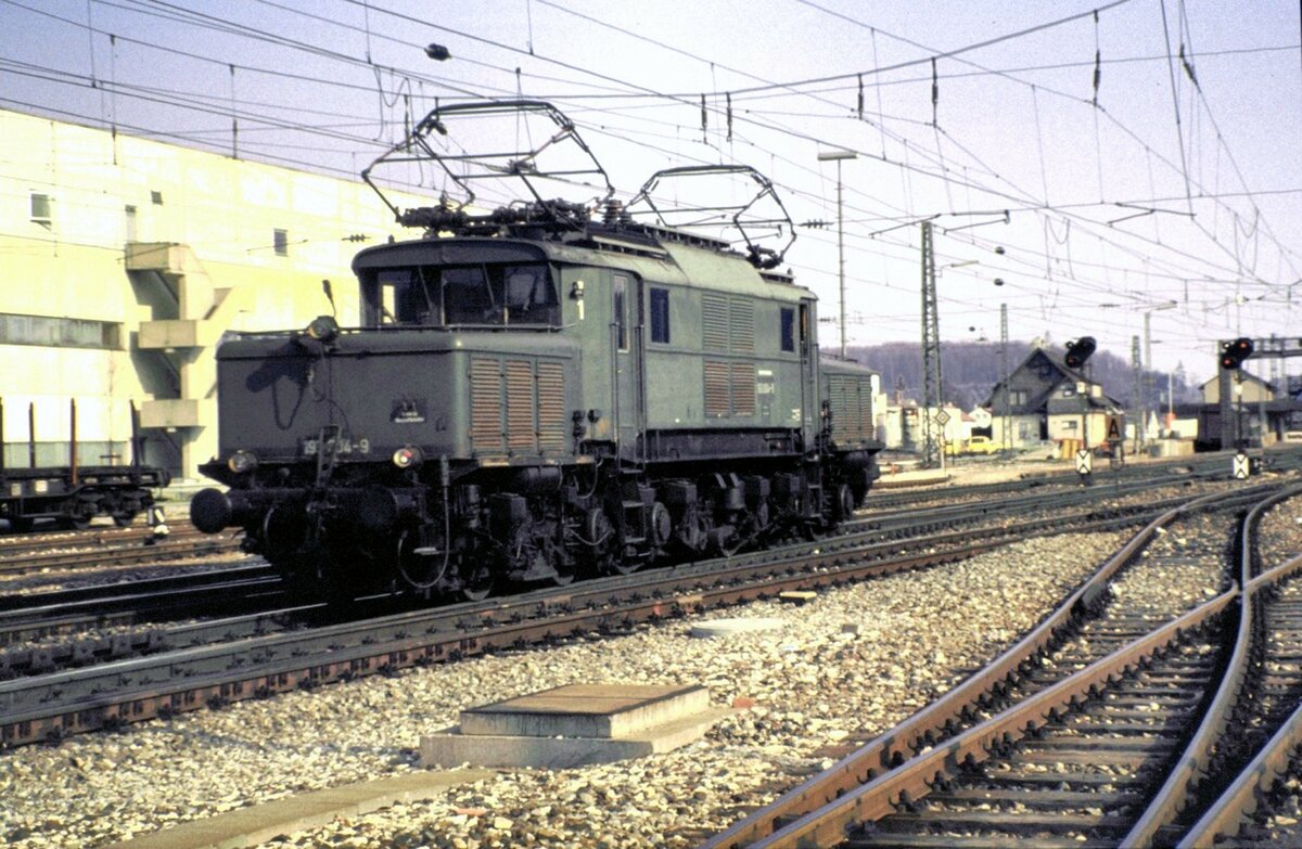 193 004-9 mit Kupplungsüberwurfbügel in Amstetten am 14.05.1982. Es ist zu erkennen, daß der Wurfbügel nicht mehr im Einsatz ist = Bügel auf der Talseite macht keinen Sinn.