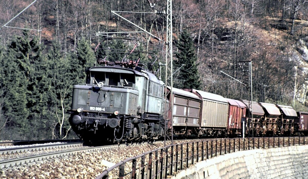 193 006-4 gibt Schubhilfe f�r einen gemischten G�erzug auf dem M�hltalfelsendamm der Geislinger Steige am 23.04.1982.