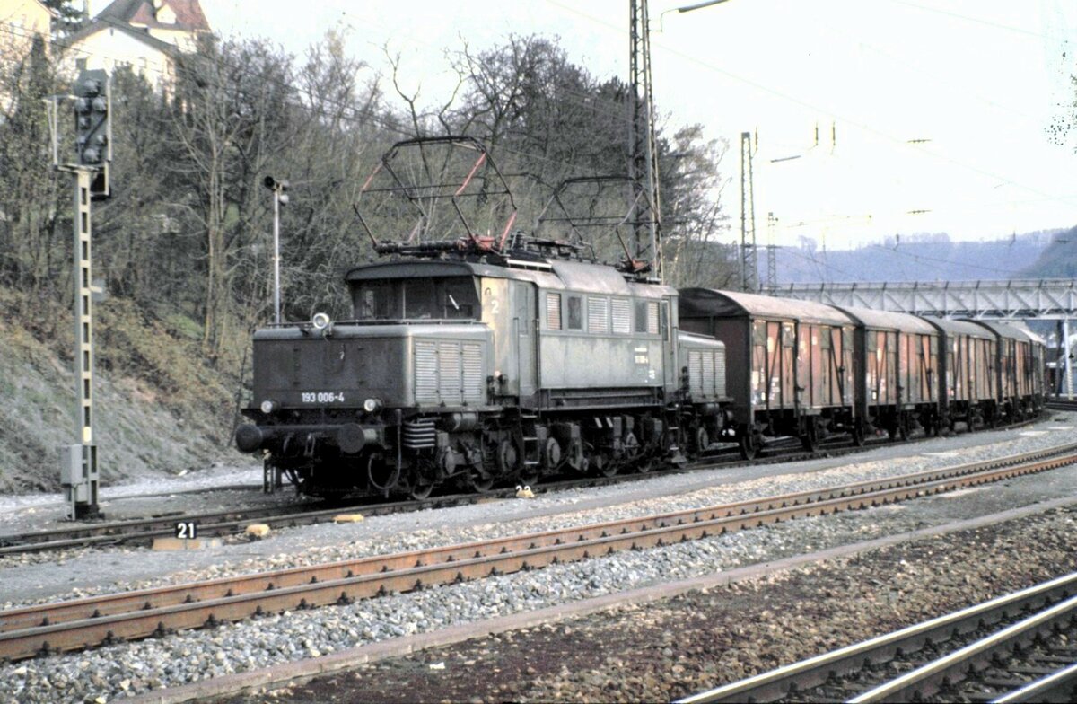 193 006-4 mit Sammler (u.a. Frachtgut von WMF) in Geislinger Steige am 27.03.1982.