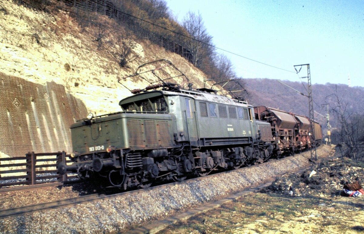193 013-0 gibt Schubhilfe für einen Güterzug auf der Geislinger Steige am 27.03.1982.
Das war wohl der letzte Regeleinsatz der 193. Kurz zuvor hatte die Lok noch den letzten Schülerzug bedient.