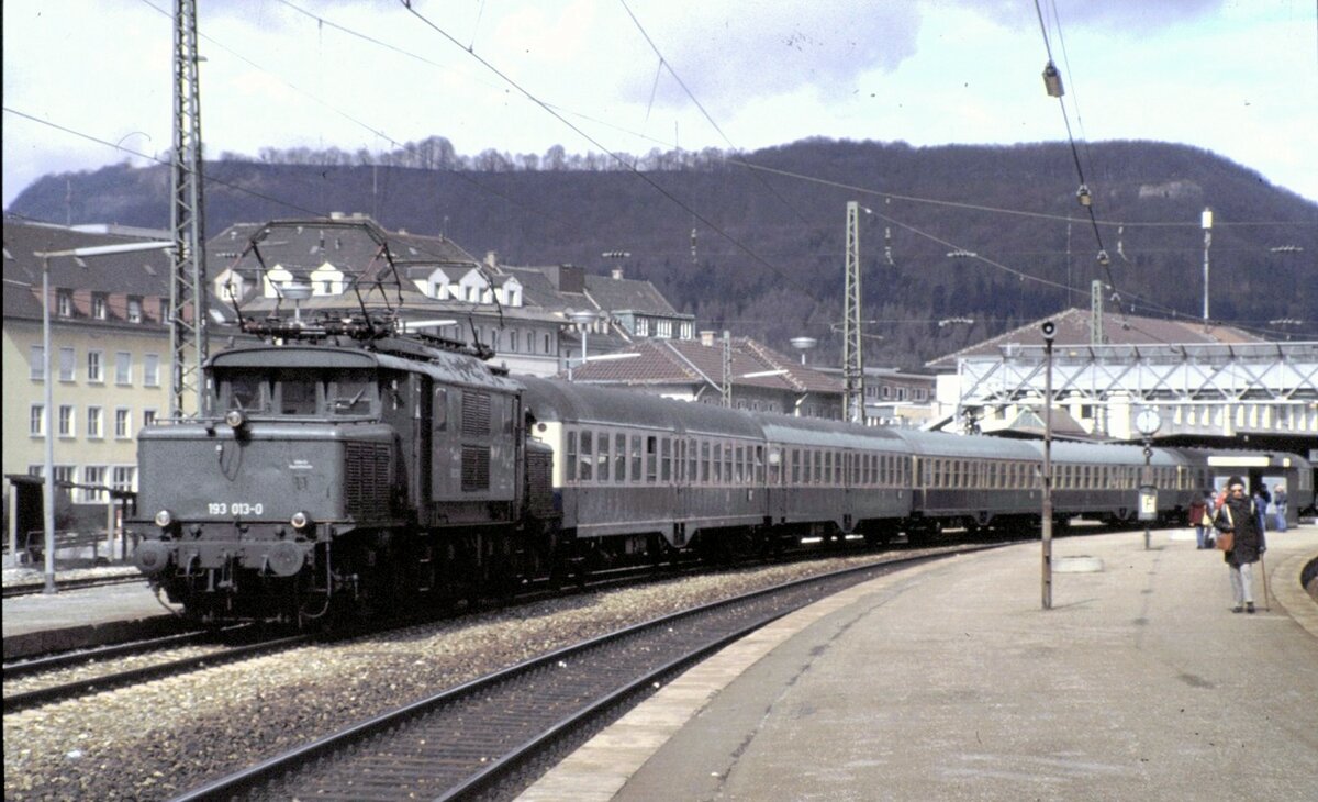 193 013-0 mit Schülerzug (alle 2 Wochen am Samstag) von Geislingen Steige nach Ulm und zurück am 13.03.1982.